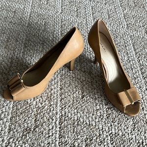 Tahari size 10 heels